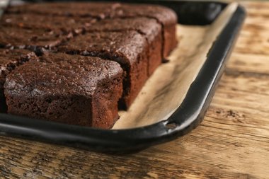 Fırın tepsisi lezzetli çikolatalı kek ile