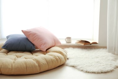 dinlenme pencere yakınındaki için yer
