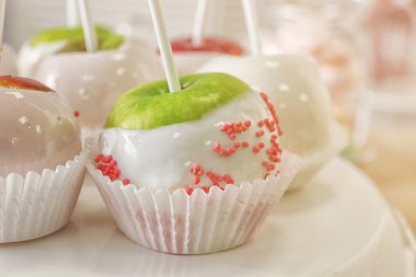 Lezzetli sırlı elma ile stand