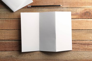 Ahşap masa boş broşür