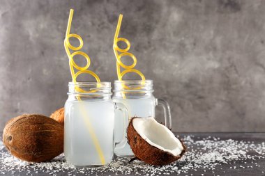 Hindistan cevizi su ile kompozisyon 