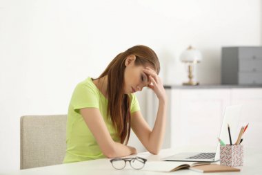 Güzel genç kadın acı  