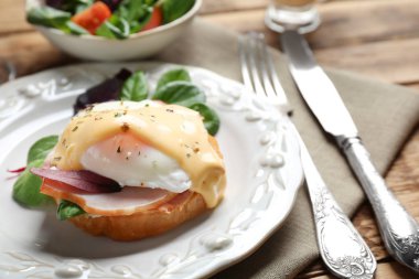 Lezzetli Yumurta Benedict ile plaka 