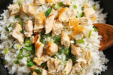 Tavuk ve pirinç ile kızartma tavası