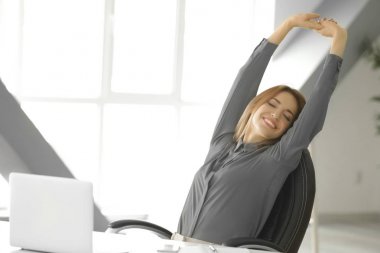 genç kadın işyerinde dinlenme