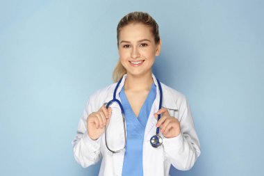 Steteskoplu kadın doktor. 
