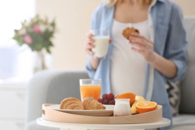 Sağlıklı kahvaltı ve hamile kadın 