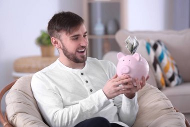 Kumbaralı mutlu genç adam 