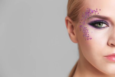 Yaratıcı makyajlı kadın