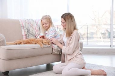 Anne ve kızı ile kedi 
