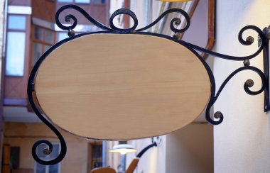 Bina üzerinde asılı tabela