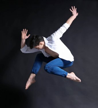 Yakışıklı genç balet 