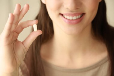 Hap olan güzel kadın