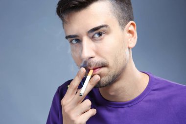 Sigara içen genç adam.