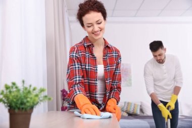 Genç çift temizlik ev 