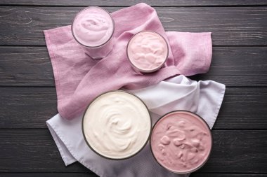 Dishware içinde ev yapımı yoğurt 