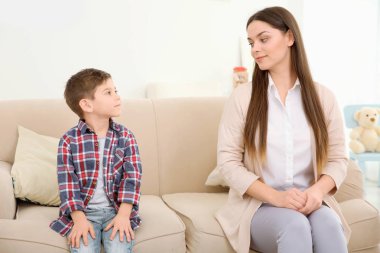 Genç çocuk psikoloğu olan küçük çocuk çalışma