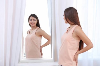 Güzel hamile kadın. 