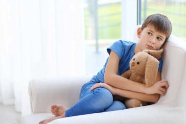 Üzgün küçük çocuk.  