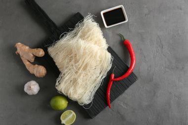 Pirinç Noodle ile ahşap tahta  