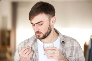 Genç adam holding hap 