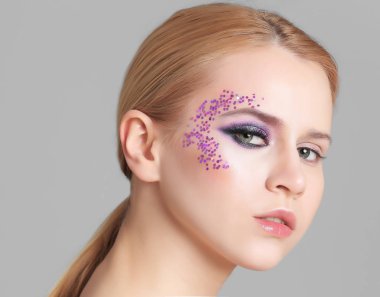 Yaratıcı makyajlı kadın