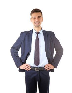 Beyaz arka plan üzerinde şık elbiseli yakışıklı adam