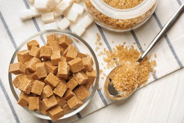 Kase ve kaşığı esmer şeker ile