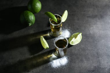 Tekila kireç dilimleri ile