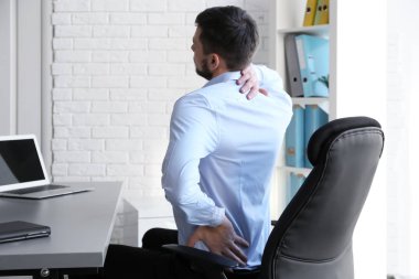 Sırt ağrısı çeken bir adam. 
