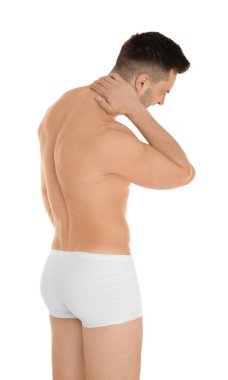 Genç adam boyun ağrısından muzdarip.  