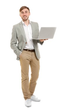 dizüstü bilgisayar ile yakışıklı genç 