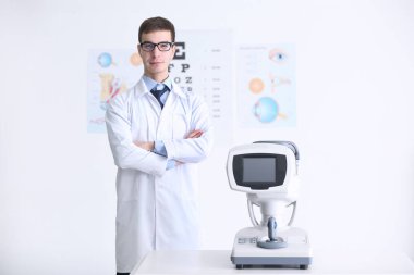 Yakışıklı genç göz doktoruna Kliniği