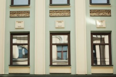 Kahverengi plastik pencere