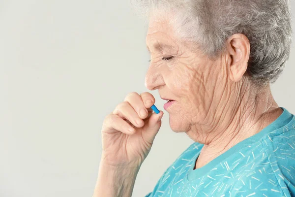 老年妇女服用药片 — 图库照片