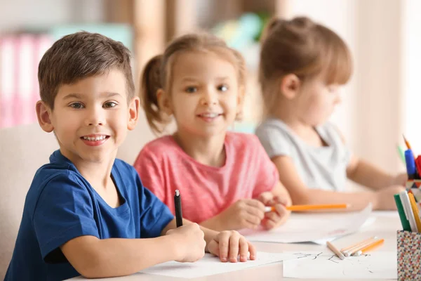 Kids drawing in classroom — Stock Photo, Image