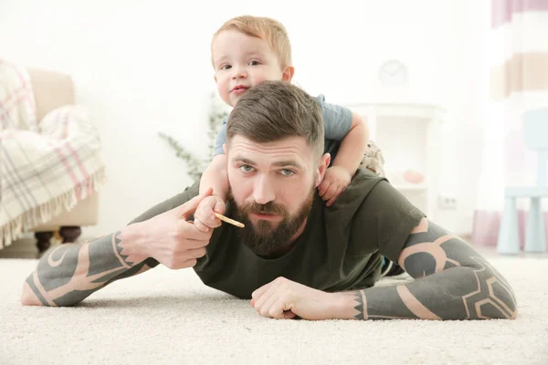 Guapo Tatuado Joven Jugando Con Lindo Niño Casa — Foto de Stock