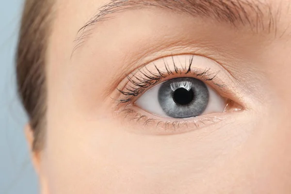 Cara feminina de olhos azuis, close-up — Fotografia de Stock