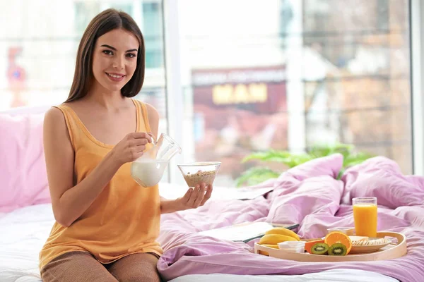 Mujer joven desayunando — Foto de Stock