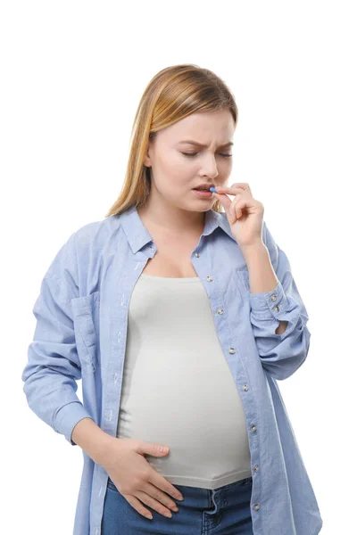 Wanita hamil meminum pil. — Stok Foto