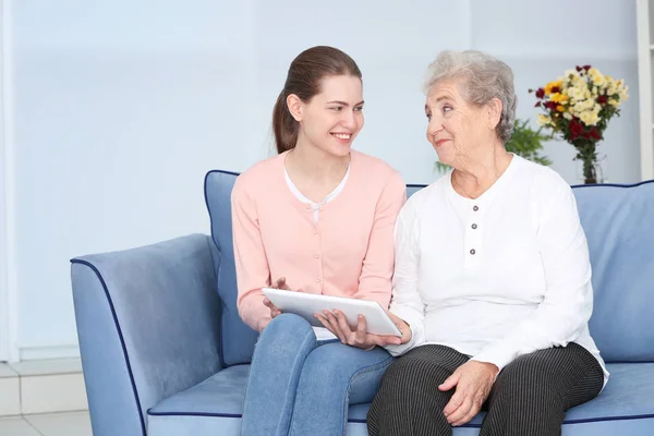 Abuela y nieta con tableta en el sofá — Foto de Stock