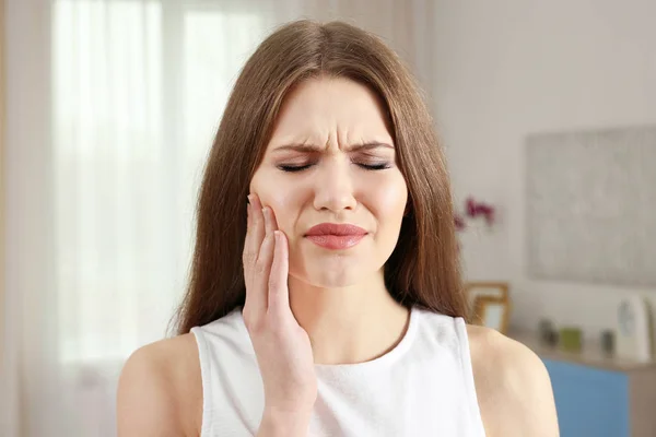 Женщина, страдающая зубной болью — стоковое фото