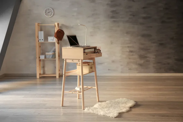 Stand-up desk με laptop — Φωτογραφία Αρχείου