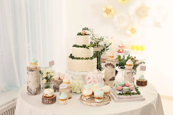 Mesa com doces saborosos — Fotografia de Stock