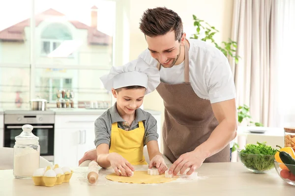 Papá e hijo cocinando en casa —  Fotos de Stock