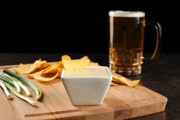 Bira peynir dip ile kase — Stok fotoğraf