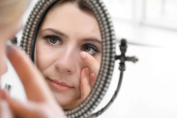 Vrouw zetten contactlenzen — Stockfoto