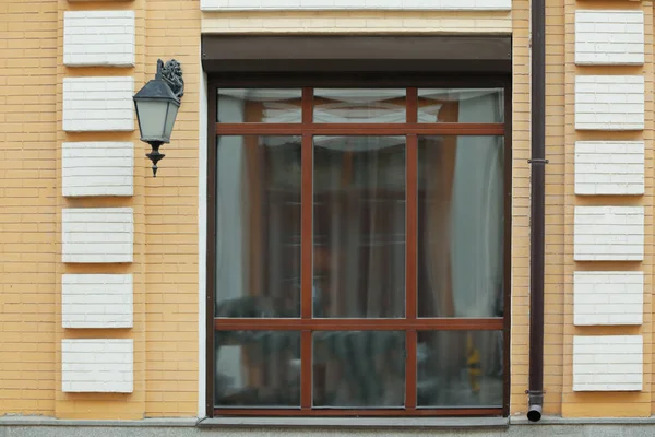 Ventana de plástico con pared de ladrillo — Foto de Stock