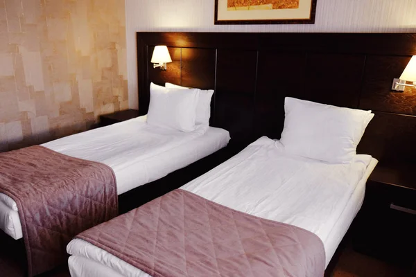 Two beds in hotel room — Stock Photo, Image