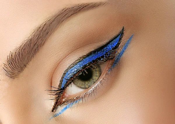 Kreatives Make-up mit Eyeliner — Stockfoto